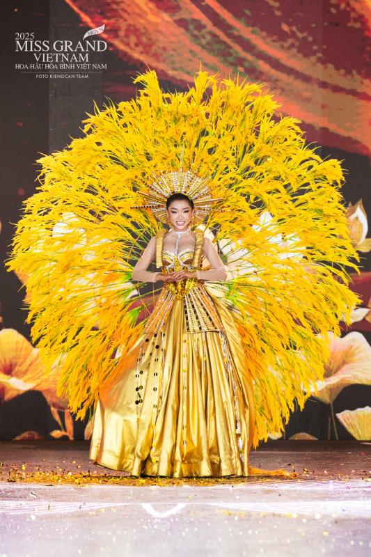 Miss Grand Vietnam gây tranh cãi vì mang bàn thờ gia tiên lên sân khấu, Tiểu Vy cũng dính 