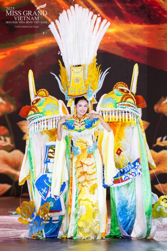 Miss Grand Vietnam gây tranh cãi vì mang bàn thờ gia tiên lên sân khấu, Tiểu Vy cũng dính 