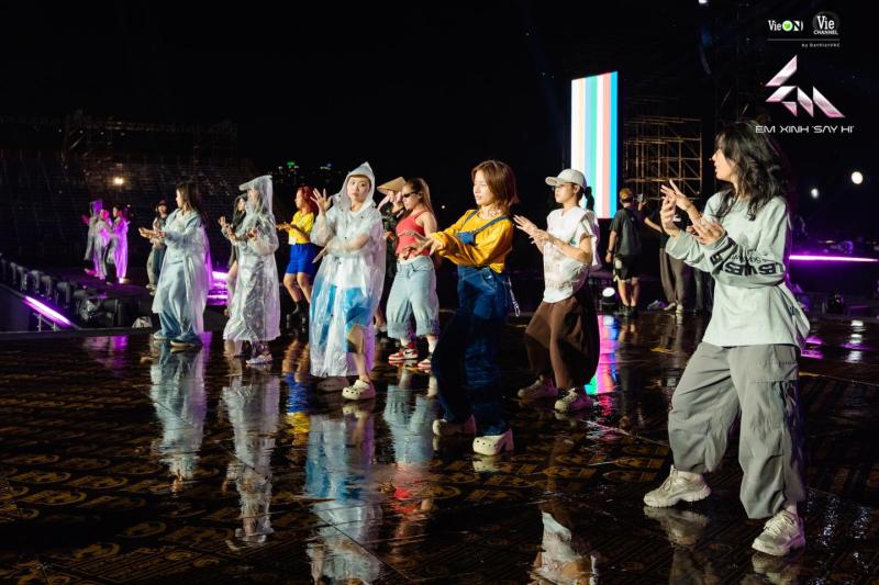 D-1 đến concert Em Xinh: Cả dàn nghệ sĩ đội mưa luyện tập, gì cũng dám làm dự đoán 1 đêm “ê hề content”- Ảnh 3.