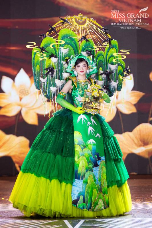 Miss Grand Vietnam gây tranh cãi vì mang bàn thờ gia tiên lên sân khấu, Tiểu Vy cũng dính 