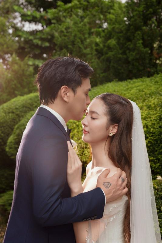 Ảnh cưới của nam ca sĩ Vbiz và vợ kém 17 tuổi: Visual cô dâu 