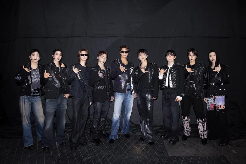 "Khét" như idol đắt show nhất Kbiz: Lái siêu xe 12 tỷ lên sân khấu, chạy tour cả năm vẫn cháy vé- Ảnh 12.