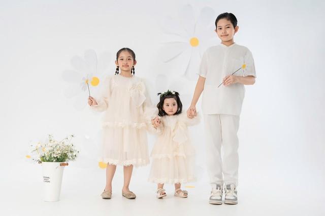 3 nhóc tỳ đáng yêu đẹp như tranh vẽ nhà Khánh Thi - Phan Hiển- Ảnh 1.