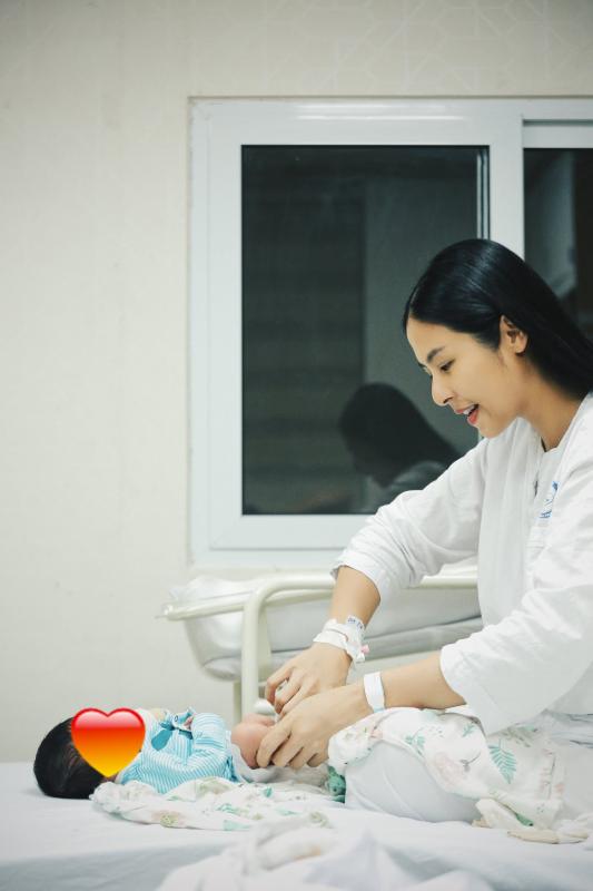 Hoa hậu Việt Nam vừa sinh con trai đầu lòng, không thể ngờ ngày em bé chào đời lại 
