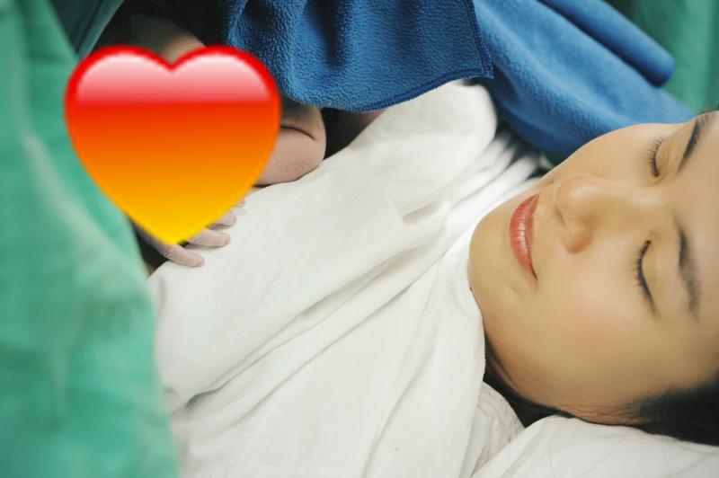 Hoa hậu Việt Nam vừa sinh con trai đầu lòng, không thể ngờ ngày em bé chào đời lại 