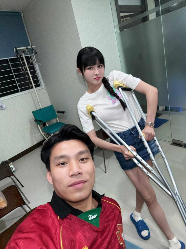 Văn Thanh rưng rưng xúc động khi bạn gái 
