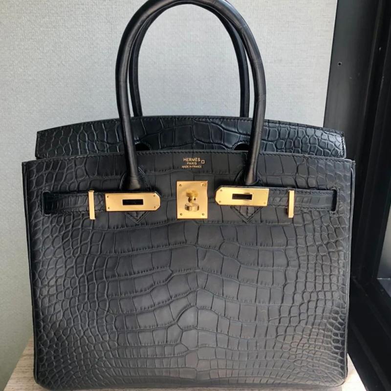 So vội outfit "tổng tài" đi xin lỗi với đồ của chủ quán cafe: Hermès da cá sấu thế này thì căng rồi!- Ảnh 4.