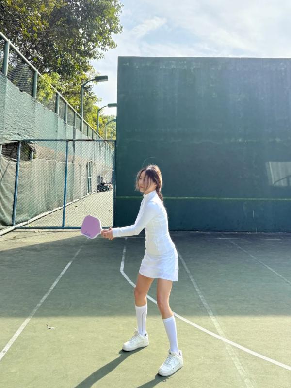 Pickleball girl mặc gì cho chuẩn? Một bên mê váy ngắn mát mẻ, một bên trung thành đồ dài tay- Ảnh 13.