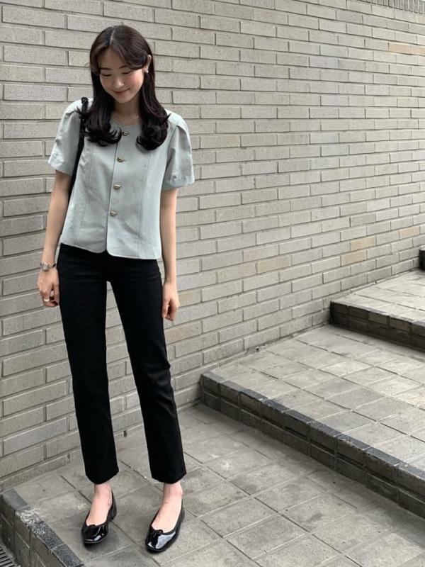 Chiếc quần phổ biến nơi công sở nhưng rất “hại” cho dáng của chị em sau 35- Ảnh 1.