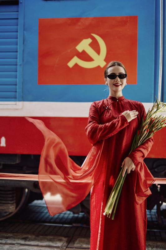 Mai Ngọc, Huyền Lizzie và nhiều nghệ sĩ thướt tha trong tà áo dài mừng ngày đại lễ- Ảnh 11.