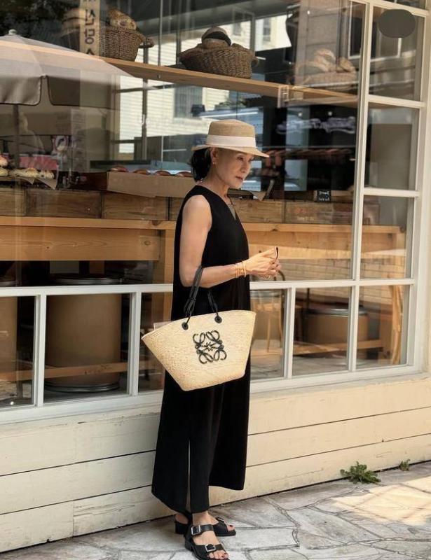 Học bí kíp mặc đẹp từ fashionista 70+ “đỉnh của chóp”: Vừa sang trọng vừa trẻ trung, lại toát ra khí chất quý phái- Ảnh 6.