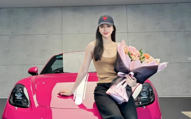 Hoa hậu Bùi Quỳnh Hoa: Vướng tai tiếng sau đăng quang, nay thả dáng bên xe sang - đồ hiệu phủ kín- Ảnh 10.