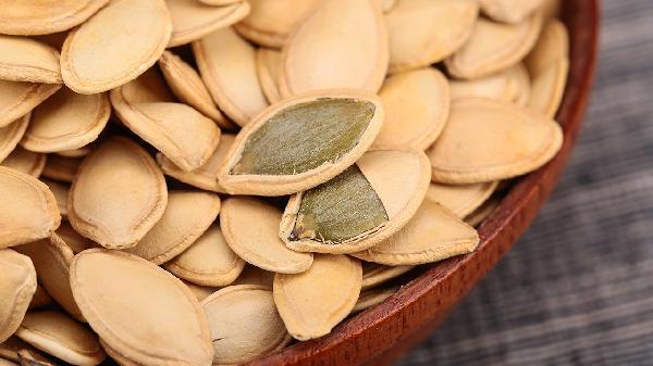 Hạt bí ăn sống hay ăn chín tốt hơn?- Ảnh 1.