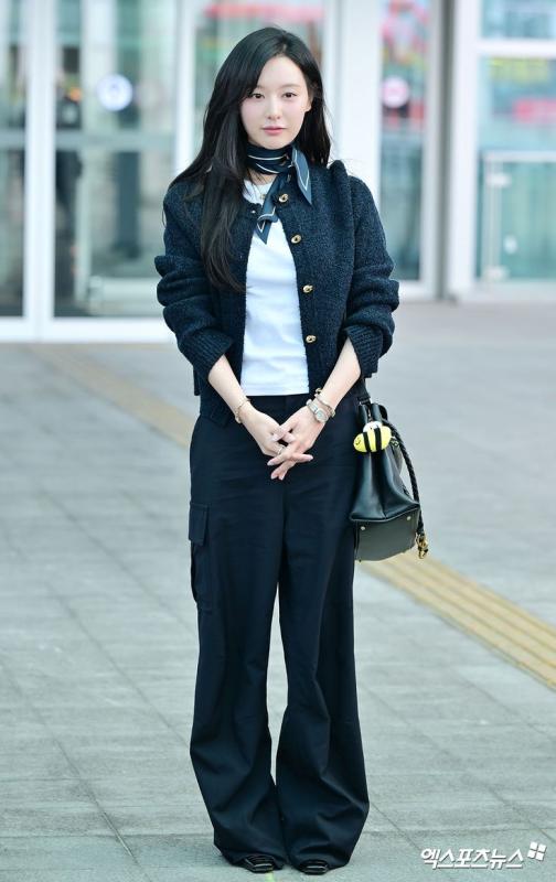 Hiếm lắm mới thấy Kim Ji Won mặc phá cách- Ảnh 12.