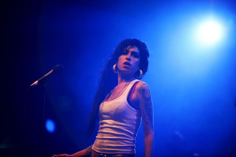 Đêm concert đáng buồn nhất: Nữ ca sĩ bị hàng chục nghìn fan la ó, ôm chặt chính mình khóc và cái kết bi kịch- Ảnh 2.