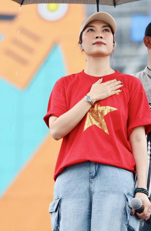 Mỹ Tâm trẻ đẹp vô cùng trong tà áo dài trắng, visual tuổi 44 không có gì phải chê- Ảnh 10.
