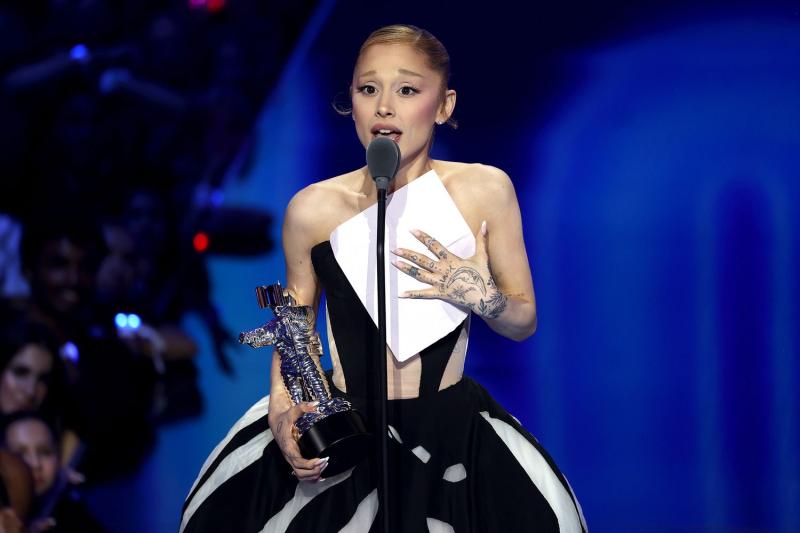 VMAs 2025: Rosé - Lisa (BLACKPINK) nắm tay nhau làm nên lịch sử, Taylor Swift “trắng tay”- Ảnh 4.