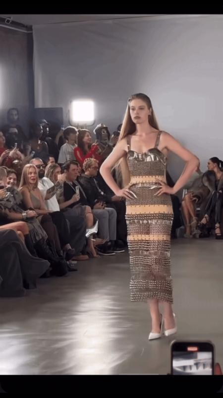 Con gái chuyển giới của Elon Musk debut tại New York Fashion Week, màn hét lớn độc lạ thành tâm điểm- Ảnh 14.