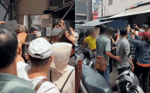 Cảnh tượng hỗn loạn tại đám tang của diễn viên Ngọc Trinh gây bức xúc- Ảnh 1.