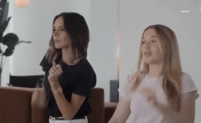 Tiểu thư Harper Beckham tuổi 14 để lộ mặt mộc vẫn xinh đẹp rạng rỡ, nhảy múa cùng mẹ trong phim của Victoria- Ảnh 1.
