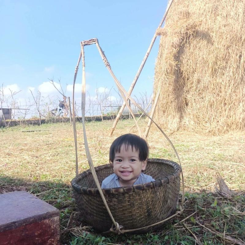 Em bé 2 tuổi ngồi khóc thét bên thi thể mẹ trong Mưa Đỏ- Ảnh 1.