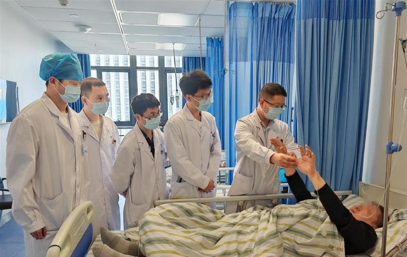 Người đàn ông phát hiện ung thư phổi nhờ 1 lần cảm lạnh, một phần trái tim đã bị khối u "ăn" mất- Ảnh 1.