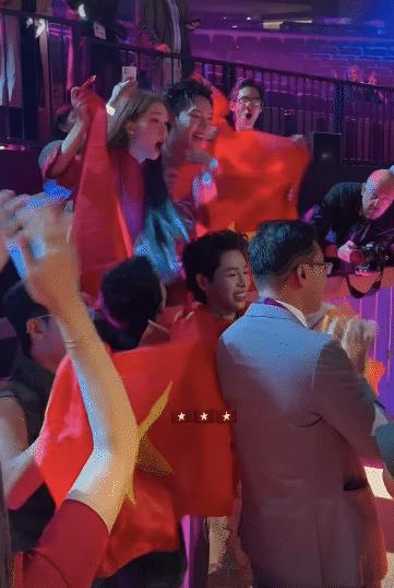 Hậu trường không lên sóng: Cả ekip hát vang “Việt Nam - Hồ Chí Minh” ăn mừng chiến thắng 9 tỷ đồng của Đức Phúc tại Nga- Ảnh 5.