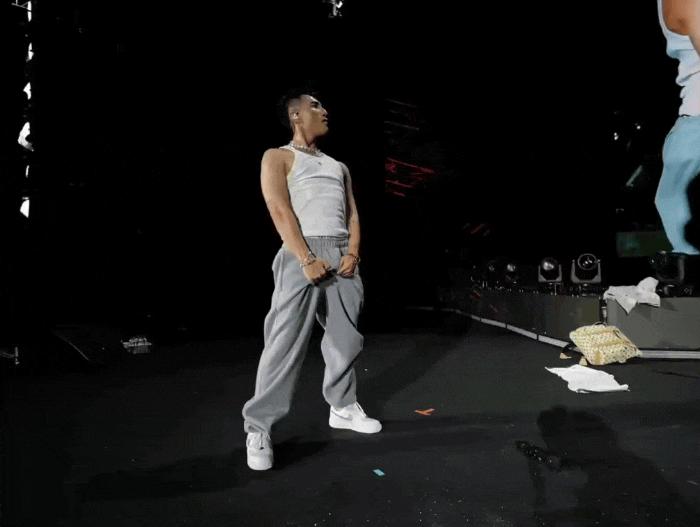 Sơn Tùng M-TP không muốn làm ca sĩ nữa rồi à, giờ lên sân khấu hít đất tưởng PT phòng gym!- Ảnh 2.
