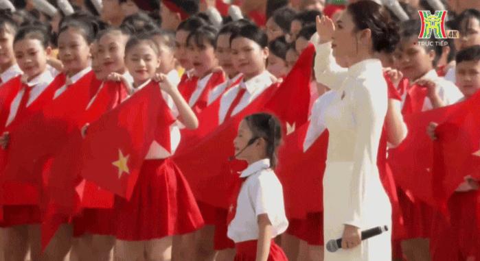 Đây rồi màn đồng diễn được mong chờ nhất Đại lễ 2/9: Dàn nghệ sĩ hát liên khúc Khí Phách Việt Nam, Mỹ Tâm làm rung động triệu trái tim!- Ảnh 4.