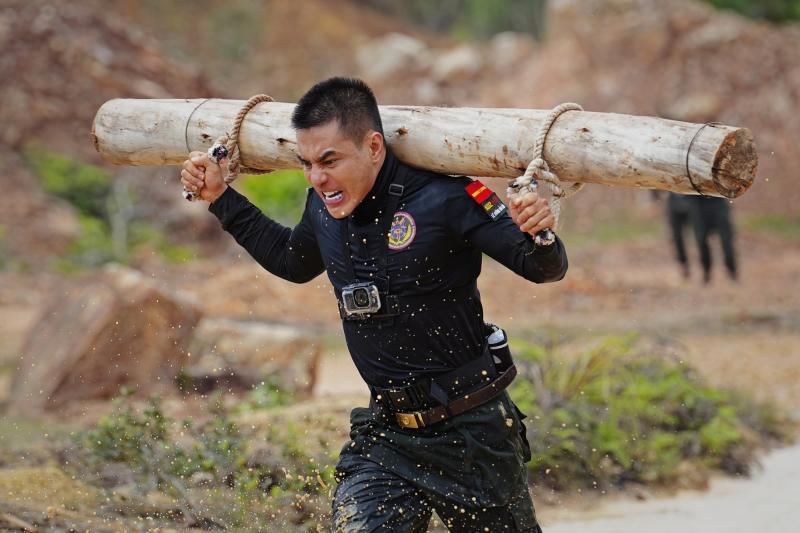 Tập 7 Chiến sĩ quả cảm: Liên Bỉnh Phát rời chương trình vì chấn thương nặng, Binz sốc khi chứng kiến 1 cảnh tượng!- Ảnh 11.