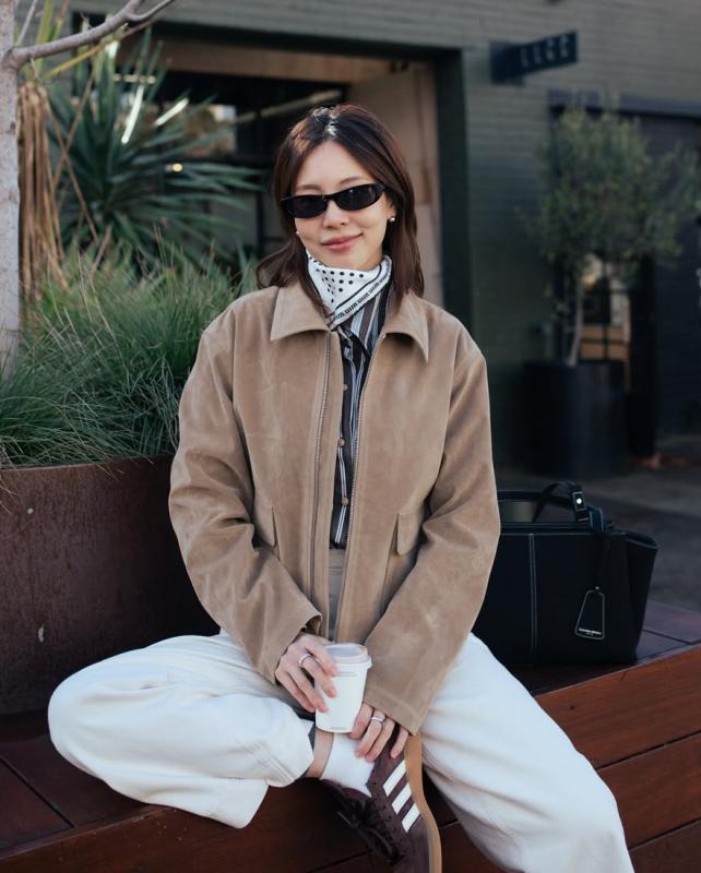 Áo khoác biểu tượng của "quiet luxury" đang cực hot thu này: Mặc lên đảm bảo sang người!- Ảnh 2.