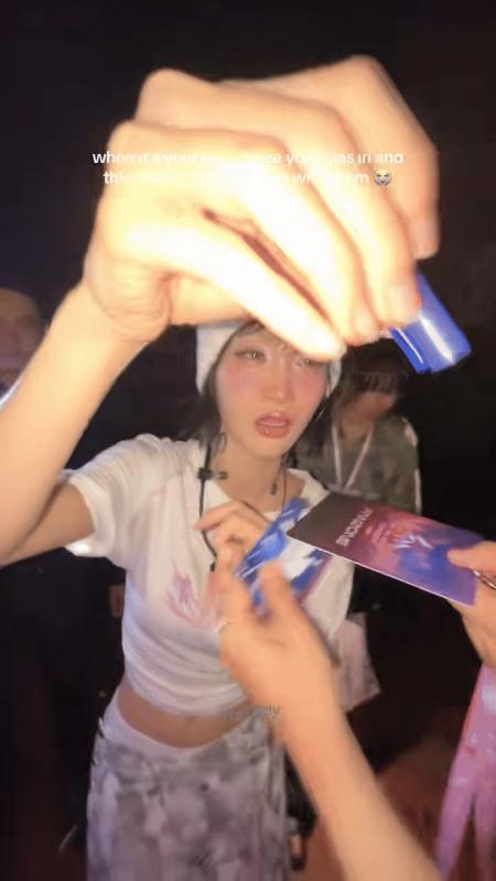 1 Em Xinh ký tên thôi cũng viral quốc tế ầm ầm, visual thế này bảo sao fan nước ngoài tới xem concert bằng được- Ảnh 1.