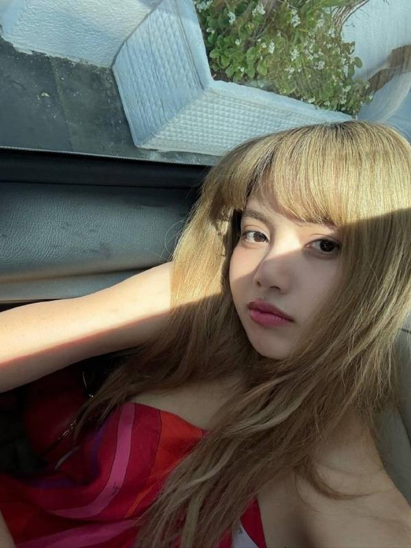 Lisa “đốt mắt” fan với loạt ảnh nghỉ dưỡng: Diện yếm hồng khoe vòng eo con kiến cực nóng bỏng- Ảnh 4.