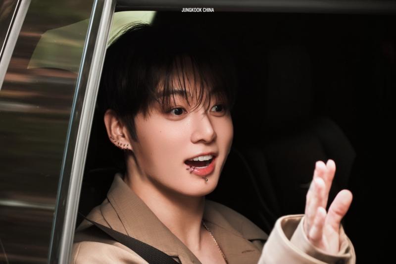 Jungkook để lộ sụn mũi khi dự show thời trang?- Ảnh 3.