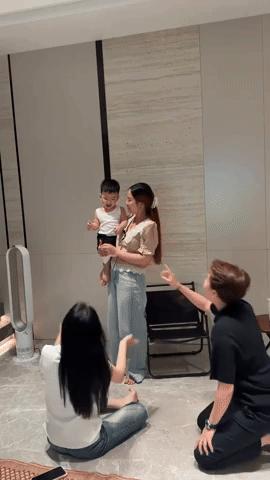 Hoà Minzy tụ tập cùng dàn WAGs nổi tiếng Chu Thanh Huyền, Doãn Hải My, nhan sắc đời thường gây sốt- Ảnh 1.