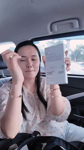 Vợ Duy Mạnh test tính năng iPhone 17 bằng… lưỡi, netizen vừa tò mò hào hứng làm theo- Ảnh 3.