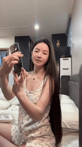 Nhiều lần nài nỉ, cuối cùng Chu Thanh Huyền cũng được tặng iPhone 17 Pro Max nhưng không phải từ Quang Hải- Ảnh 1. Nhiều lần nài nỉ, cuối cùng Chu Thanh Huyền cũng được tặng iPhone 17 Pro Max nhưng không phải từ Quang Hải- Ảnh 1.