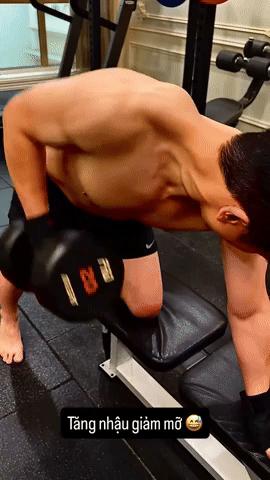Thiếu gia nhà bầu Hiển độ body: 36 tuổi cực phong độ, cơ bụng 6 múi chuẩn không cần chỉnh- Ảnh 1.