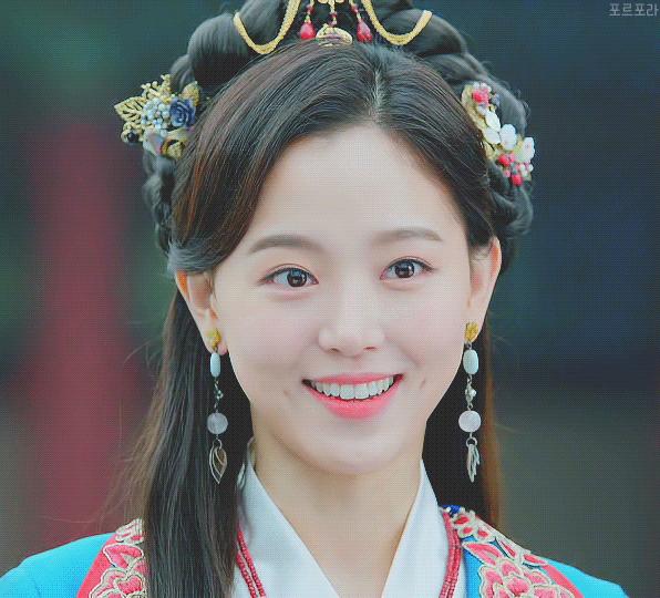 "Ác nữ" U40 đẹp ngang Yoona: Ngoài đời trẻ lâu không tưởng, từng có màn hở bạo đi vào lịch sử- Ảnh 1.