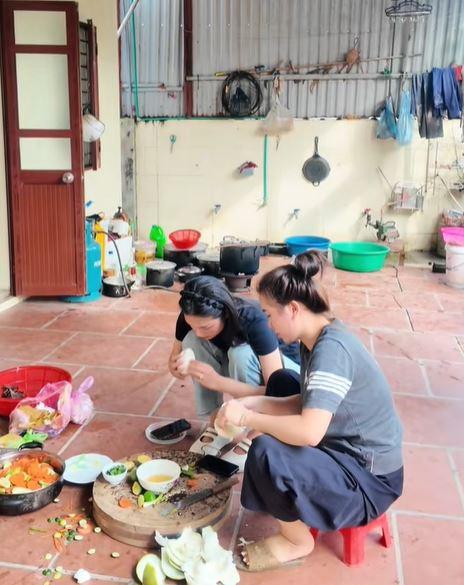 Doãn Hải My về quê Văn Hậu, cũng nấu nướng, rửa bát như bao nàng dâu khác sao lại hút tới 1,2 triệu views?- Ảnh 1.