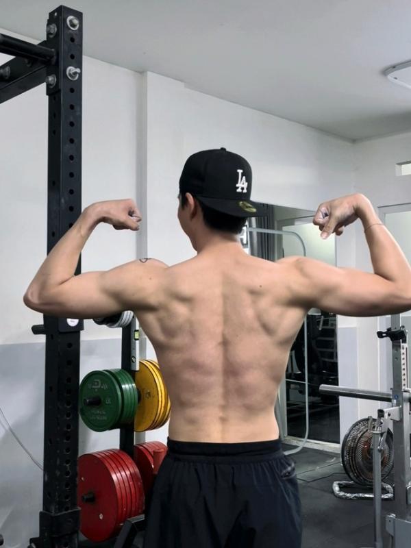 HIEUTHUHAI khoe thân hình vạm vỡ, fan nhắc sẽ không đàn ông nếu cứ ăn mặc kiểu này- Ảnh 1.