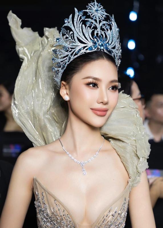 Hoa hậu Bùi Quỳnh Hoa: Vướng tai tiếng sau đăng quang, nay thả dáng bên xe sang - đồ hiệu phủ kín- Ảnh 1.