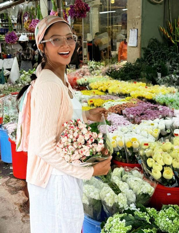 Loại nước dân dã Hoa hậu H'Hen Niê chăm dùng để tóc dày dài, đen bóng suốt thai kỳ: Là 