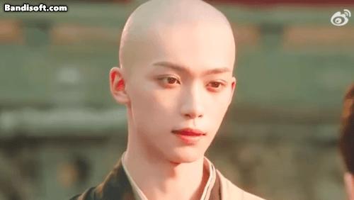 Lâu lắm mới có mỹ nam cạo trọc đầu vẫn đẹp chấn động tam giới, nhan sắc này lại bị showbiz 