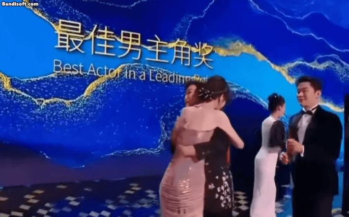 Trời ơi sao mỹ nhân này 42 tuổi lại trẻ đẹp hơn gái 18 vậy: Bí quyết chỉ đúng 3 chữ, quá chuẩn không thể cãi nổi- Ảnh 1.
