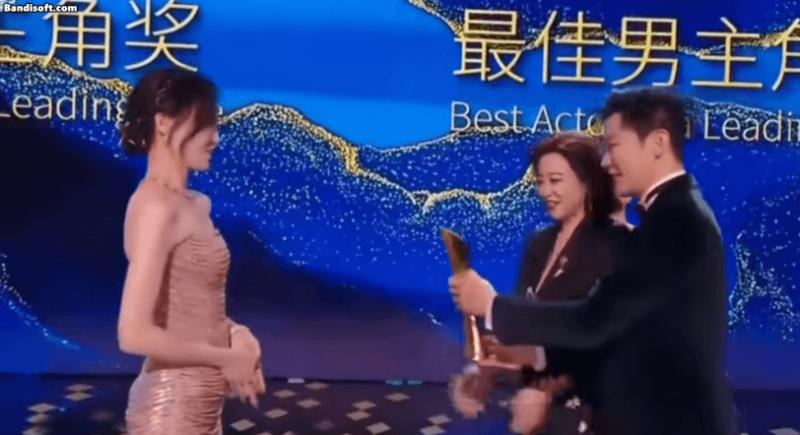 Trời ơi sao mỹ nhân này 42 tuổi lại trẻ đẹp hơn gái 18 vậy: Bí quyết chỉ đúng 3 chữ, quá chuẩn không thể cãi nổi- Ảnh 2.