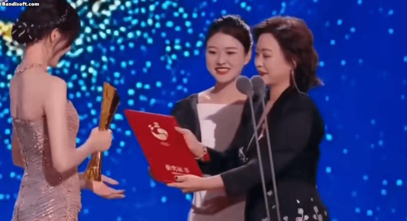 Trời ơi sao mỹ nhân này 42 tuổi lại trẻ đẹp hơn gái 18 vậy: Bí quyết chỉ đúng 3 chữ, quá chuẩn không thể cãi nổi- Ảnh 3.