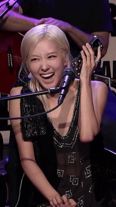Rosé tung phiên bản lần đầu tiết lộ của hit 2 tỷ view: Fan nghe sướng cả tai, hay cỡ này mà giấu kỹ thế!- Ảnh 1. Rosé tung phiên bản lần đầu tiết lộ của hit 2 tỷ view: Fan nghe sướng cả tai, hay cỡ này mà giấu kỹ thế!- Ảnh 1.