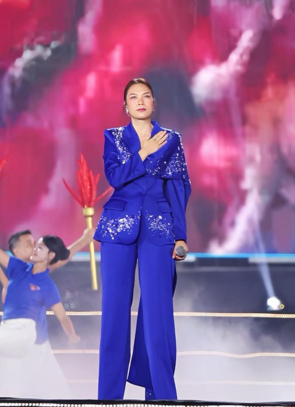 Chạy show Đại lễ như Mỹ Tâm: Từ Mỹ Đình đến Quảng trường Ba Đình rồi Ninh Bình, hát ở đâu “gây bão” ở đó- Ảnh 3.