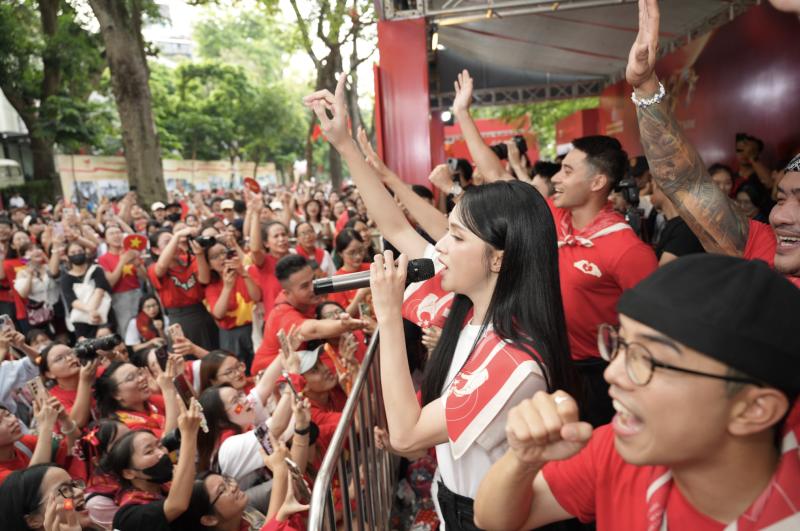 Dàn nghệ sĩ xuất hiện bất ngờ, mang tinh thần Yêu Nước bùng nổ tại trạm khách A80 cùng đơn vị đồng hành Bảo Tín Mạnh Hải- Ảnh 4.